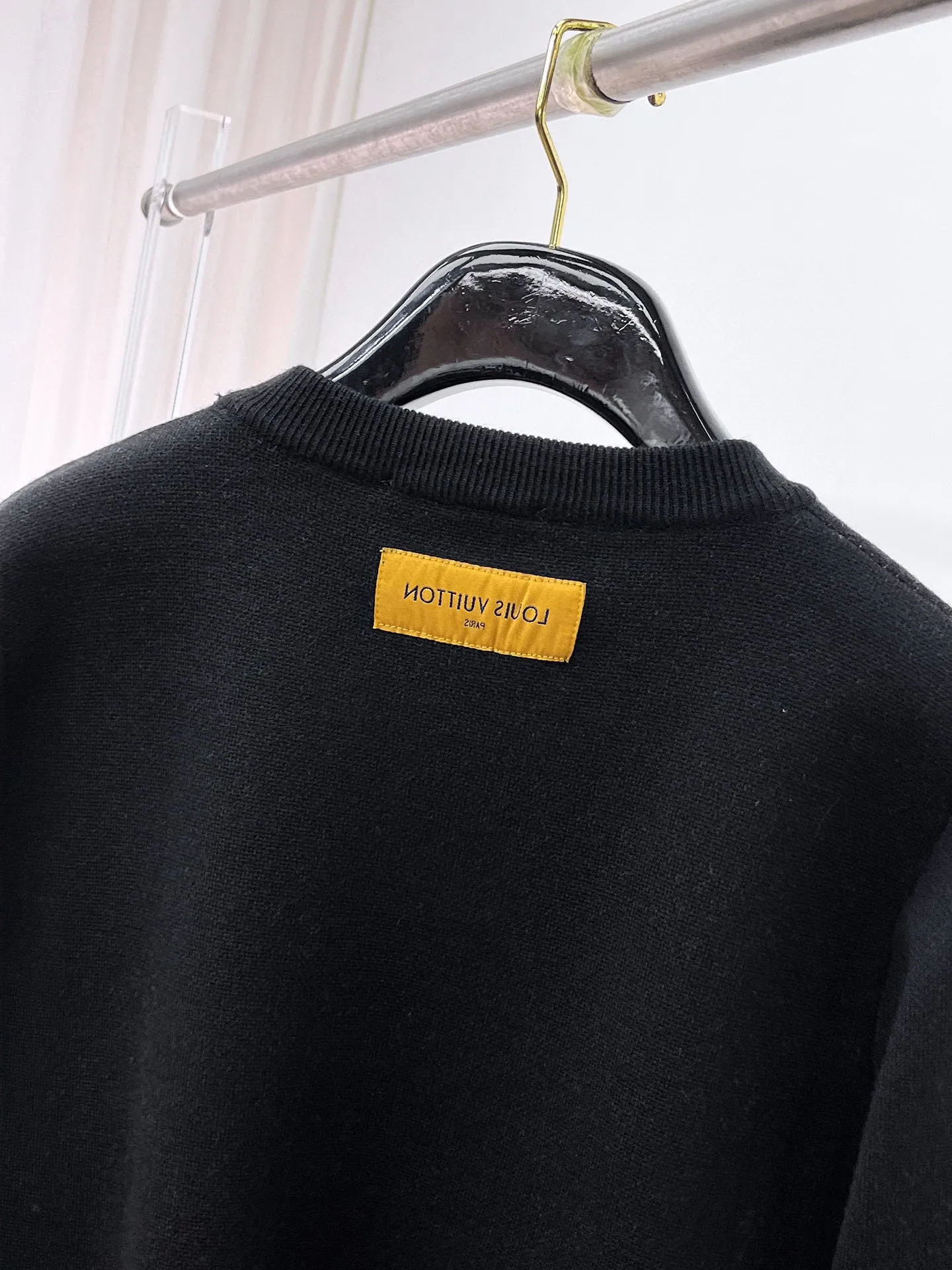 🅿️440 LV 2025ss new wool blended round neck long sleeve sweater cardigan bottoming shirt, high-end version! The custom-made fabrics at the counter are highly breathable and comfortable, with impeccable details and brand element design concepts, reflecting high quality. It feels delicate and soft! It presents a casual cut and the upper body shape is great! 🐉Code size: M-3XL